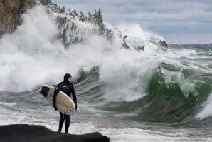 Ben Gravy Encontra Ondas num Lago Enquanto o Oceano Estava Flat