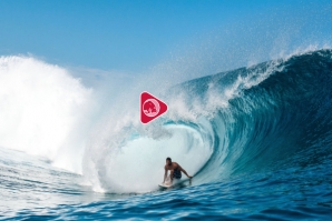 21 DAYS: BOUREZ E HEDGE A POSTOS PARA TEAHUPOO