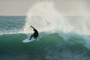 Kelly Slater faz uma sessão de free surf em J-Bay