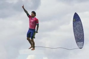Medina em Teahupoo durante os Olimpicos. Uma foto que ficou para a História do Surf.