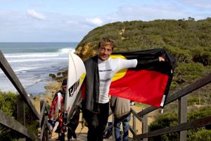 Bailey a representar bandeira Aborígene "Australiana"