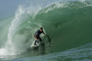 Dean Bowen, vice-campeão da etapa, nas incríveis ondas de 2016.