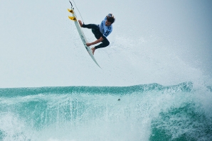 Dane Reynolds sem em grandes voos. 