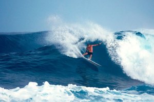 Mick Fanning, Barron Mamiya e outros aproveitam uma boa dose de Haleiwa ao pequeno-almoço