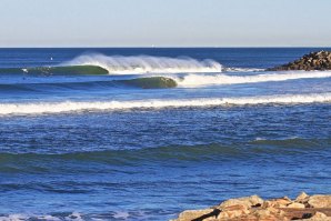 Salvamento in extremis por surfistas evita morte de dois turistas.