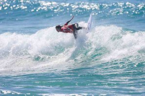 Cinco surfistas levam bandeira de Portugal aos quartos do Caparica Pro