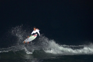 MIGUEL BLANCO NO CASCAIS SURF À NOITE