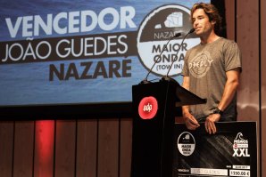 João Guedes, antigo campeão nacional de surf, foi um dos que conquistou ontem reconhecimento no campo das ondas grandes.