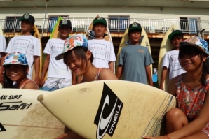 MARK MATHEWS VISITOU OS JOVENS SURFISTAS CHINESES