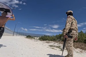 Surfista é detido após tentar surfar na fronteira com o Haiti