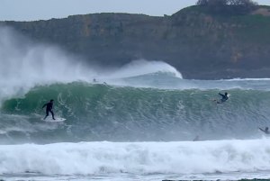 Aritz Aranburu em modo inverno: backside clássico em Mundaka