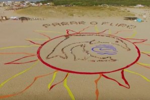 Ação de arte aérea teve lugar na praia da Cova do Vapor.