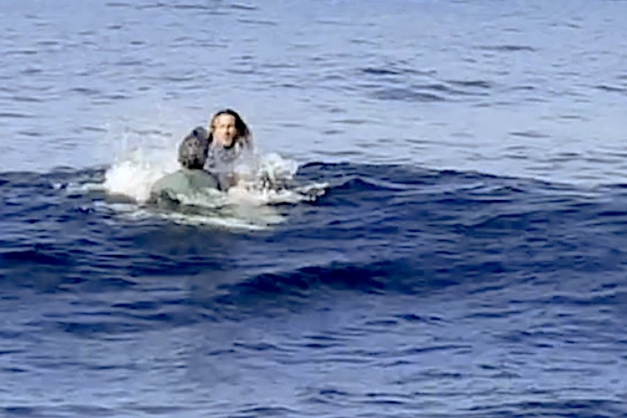 momento da agressão de Tintin ao surfista visitante