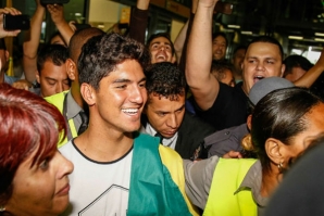 GABRIEL MEDINA RECEBIDO EM APOTEOSE NO BRASIL