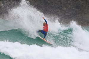 Jorgann Couzinet venceu no masculino com "power surf" em ondas pequenas.