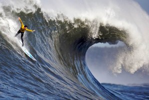 CROWD A REBENTAR PELAS COSTURAS NO ÚLTIMO SWELL POR MAVERICKS