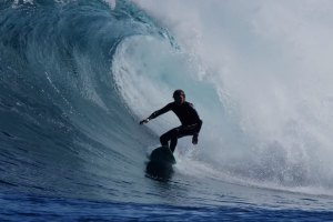 A beleza das ondas australianas surfadas por Anne Dos Santos, Ned Hart e Landen Smales