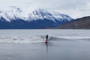 Jamie O'Brien explora uma onda de maré que cria uma “infinite wave” no Alasca