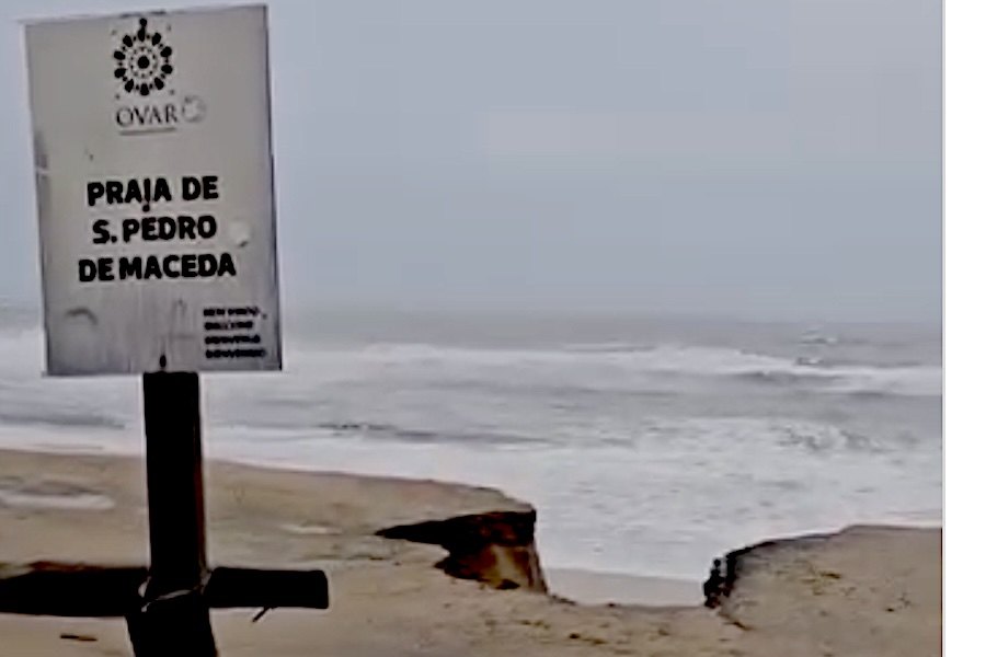 Forte ondulação provoca erosão e reduz em dezenas de metros o parque de estacionamento da Praia de Maceda