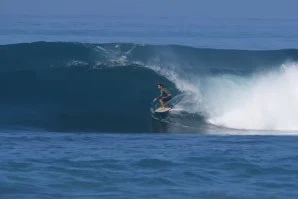 Surfistas comuns numa direita perfeita em Nusa Tenggara Timur