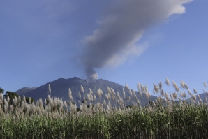 Erupção vulcânica causa encerramento de aeroportos indonésios