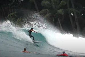 Surfada nas ondas perfeitas e limpas de Burgerworld liderada por mulheres