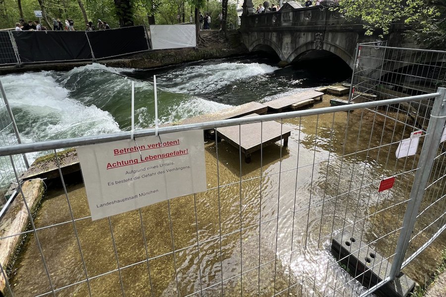 Namorado de surfista falecida no Eisbach,em Munique, avança com processo judicial por negligência
