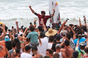 Kanoa Igarashi (EUA) a vencer no Brasil o seu segundo QS6000 da temporada.