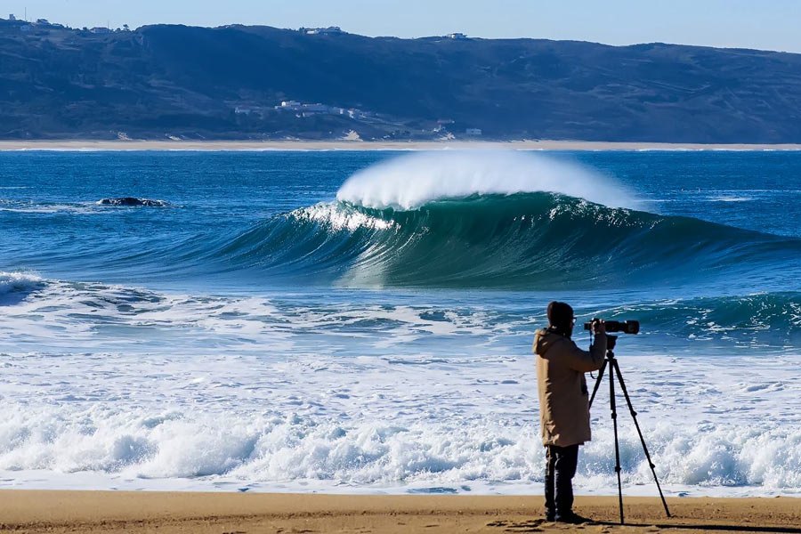 A Praia do Norte é uma das pérolas da costa lusa que atrai cada vez mais visitantes.