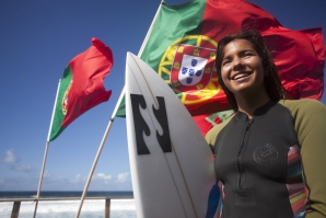 CAMILLA KEMP E TERESA BONVALOT EM FRENTE NOS AÇORES
