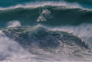 Alemão na Praia do Norte Nazaré - Click por Pedro Agostinho