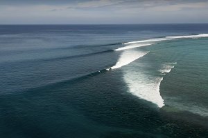 Uma surfada numa direita longa e perfeita em Awera Island