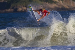 Kolohe Andino a voar na edição de 2014.