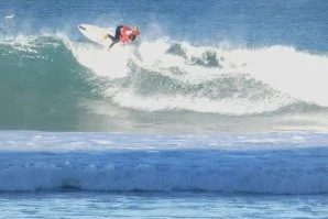 Praia da Arrifana recebeu jovens talentos na 3.ª etapa do Circuito Regional de Surf do Sul