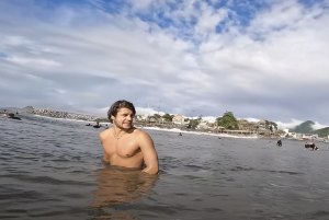 Como é a experiência de surfar na praia com mais crowd do Brasil