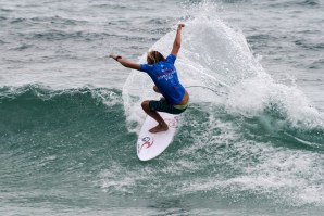 O neozelandês Korbin Hutchings a trabalhar as difíceis ondas de Burleigh Heads.