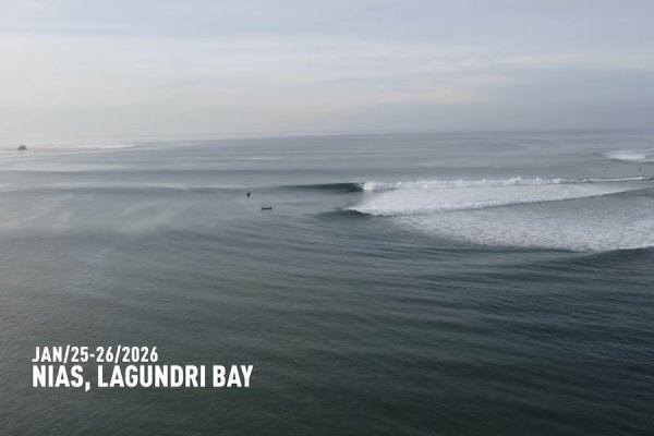 Primeira ondulação do ano anima Lagundri Bay, em Nias