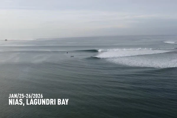 Primeira ondulação do ano anima Lagundri Bay, em Nias