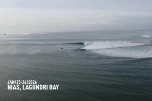 Primeira ondulação do ano anima Lagundri Bay, em Nias