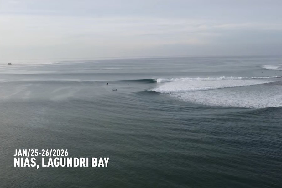 Primeira ondulação do ano anima Lagundri Bay, em Nias
