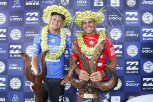 John John e Kelly Slater, finalistas no Taiti com o último a levar vantagem.