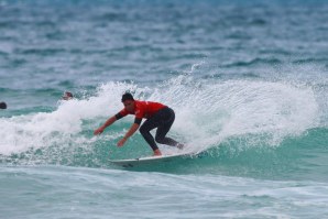 Tomás Fernandes em ação no primeiro dia na praia de North Fistral.