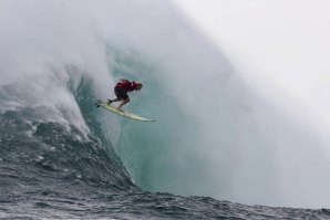 A imagem é bem esclarecedora do quão desafiantes as ondas estavam.