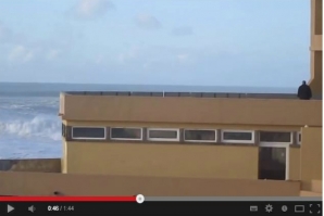 HOMEM SURPREENDIDO POR ONDA NA PRAIA GRANDE