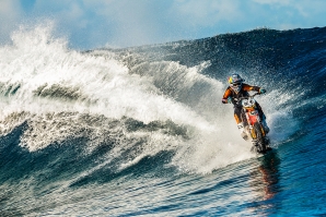 Robbie Maddison surfa Teahupo’o… numa mota