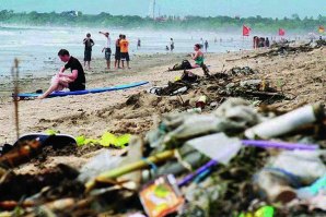 Lixo é um problema muito sério que urge ser resolvido em Bali. 