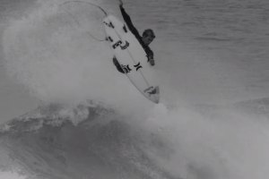 KOLHOE ANDINO MOSTRA O SEU SURF NA EUROPA FORA DA COMPETIÇÃO