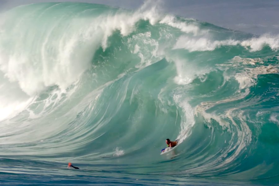 Waimea Bay shore break em modo brutal