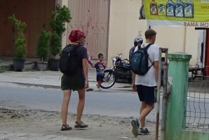 O casal de turistas à saída da esquadra da Polícia.