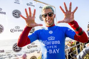 Filipe Toledo feliz com o 10 que recebeu dos juízes.